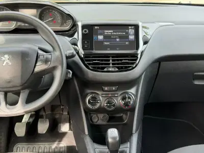 Peugeot 208 2015 - 7900 EUR, 173040 km - AUTO.MOTO.pt - 173040km - foto 24 de 25