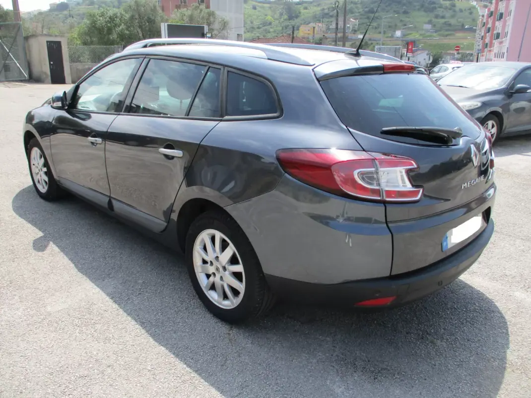 Renault Mégane Sport Tourer 2009 - 5900 EUR, 140000 km - AUTO.MOTO.pt - 140000km - foto 8 de 13