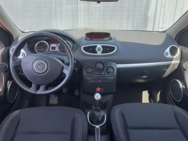 Renault Clio 2011 - 6450 EUR, 160000 km - AUTO.MOTO.pt - 160000km - foto 5 de 13