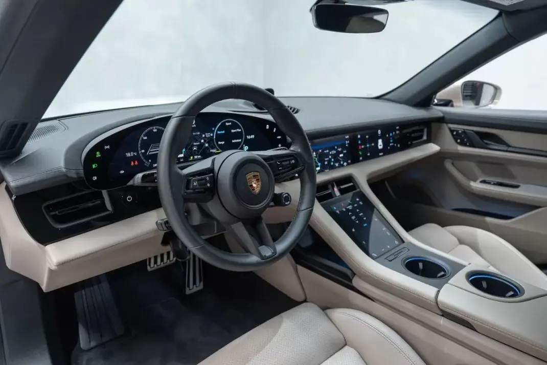 Porsche Taycan Sport Turismo 2023 - 76950 EUR, 24000 km - AUTO.MOTO.pt - 24000km - foto 18 de 60