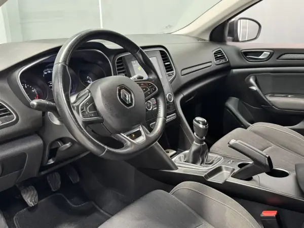 Renault Mégane Sport Tourer 2020 - 15990 EUR, 80000 km - AUTO.MOTO.pt - 80000km - foto 21 de 26