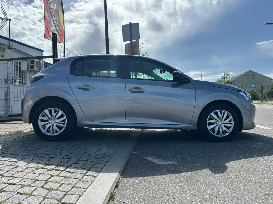 Peugeot 208 2023 - 16900 EUR, 27566 km - AUTO.MOTO.pt - 27566km - foto 6 de 36