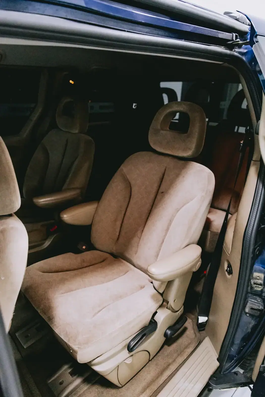 Chrysler Grand Voyager 2003 - 5900 EUR, 350000 km - AUTO.MOTO.pt - 350000km - foto 36 de 46