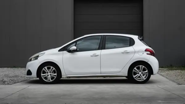 Peugeot 208 2015 - 9500 EUR, 210000 km - AUTO.MOTO.pt - 210000km - foto 21 de 25