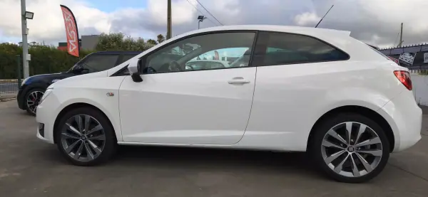 SEAT Ibiza 2017 - 13500 EUR, 90316 km - AUTO.MOTO.pt - 90316km - foto 7 de 9