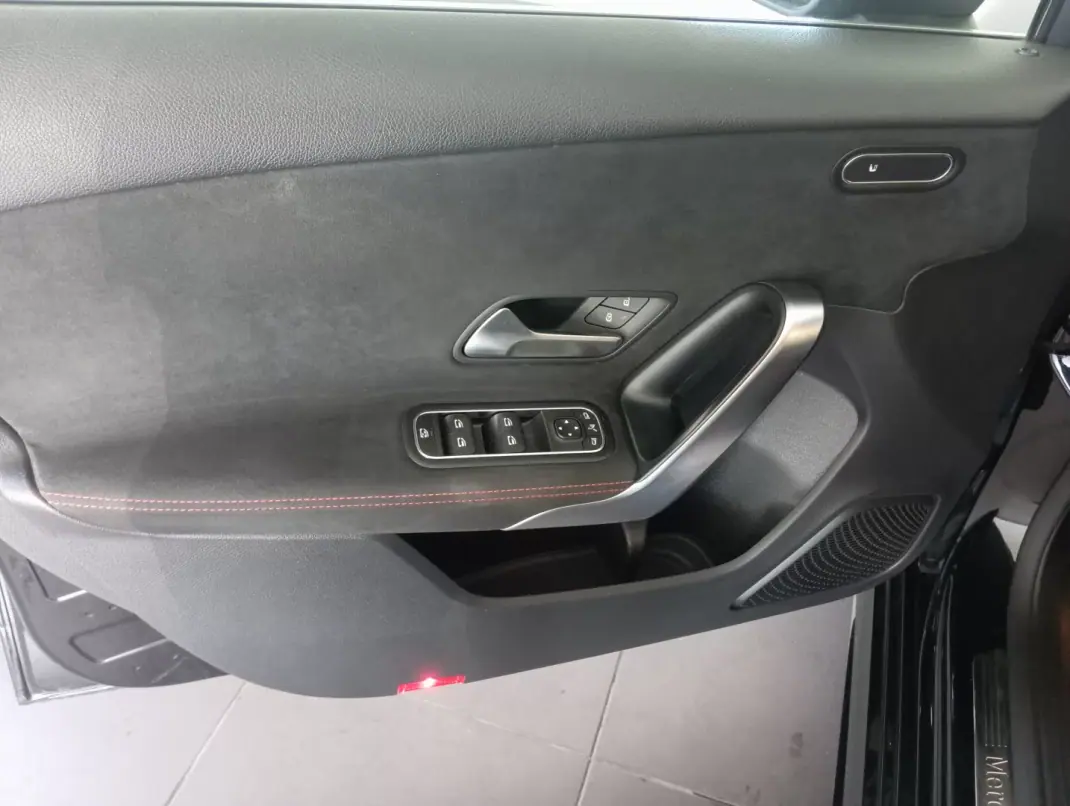 Mercedes-Benz A 200 2020 - 23500 EUR, 99000 km - AUTO.MOTO.pt - 99000km - foto 18 de 24