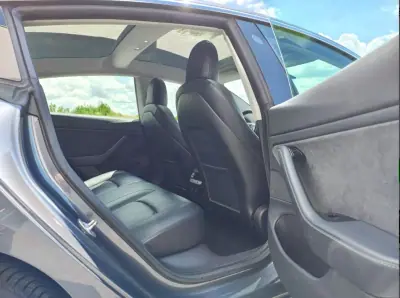 Tesla Model 3 2019 - 22900 EUR, 224000 km - AUTO.MOTO.pt - 224000km - foto 11 de 26