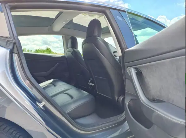 Tesla Model 3 2019 - 22900 EUR, 224000 km - AUTO.MOTO.pt - 224000km - foto 11 de 26