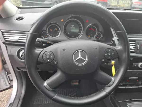Mercedes-Benz E 250 2009 - 14450 EUR, 234946 km - AUTO.MOTO.pt - 234946km - foto 5 de 23