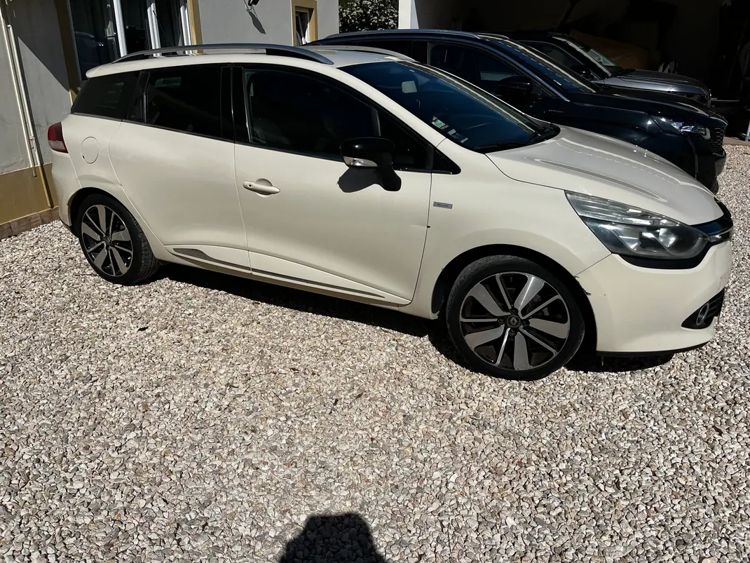 Renault Clio Sport Tourer 2015 - 7950 EUR, 160000 km - AUTO.MOTO.pt - 160000km - foto 1 de 9