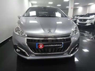 Peugeot 208 2019 - 11490 EUR, 71000 km - AUTO.MOTO.pt - 71000km - foto 12 de 24