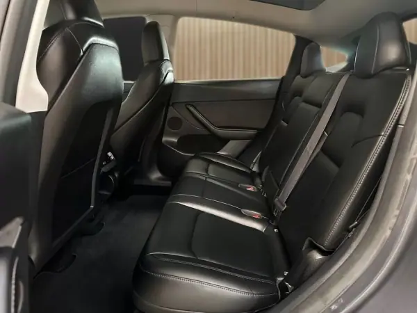 Tesla Model Y 2023 - 32800 EUR, 92000 km - AUTO.MOTO.pt - 92000km - foto 11 de 20
