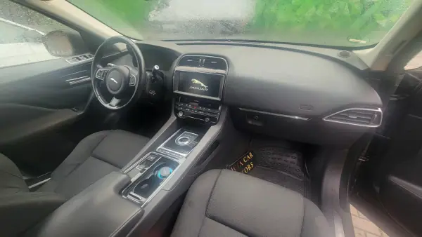 Jaguar F-Pace 2018 - 37990 EUR, 86000 km - AUTO.MOTO.pt - 86000km - foto 12 de 31