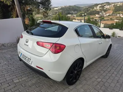 Alfa Romeo Giulietta 2015 - 13500 EUR, 148000 km - AUTO.MOTO.pt - 148000km - foto 26 de 49