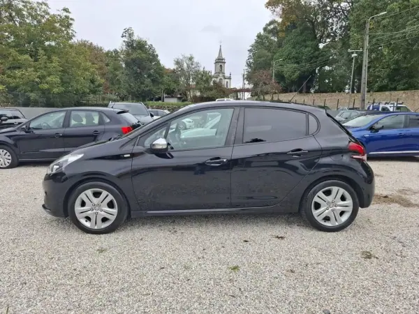 Peugeot 208 2017 - 8900 EUR, 191000 km - AUTO.MOTO.pt - 191000km - foto 7 de 36