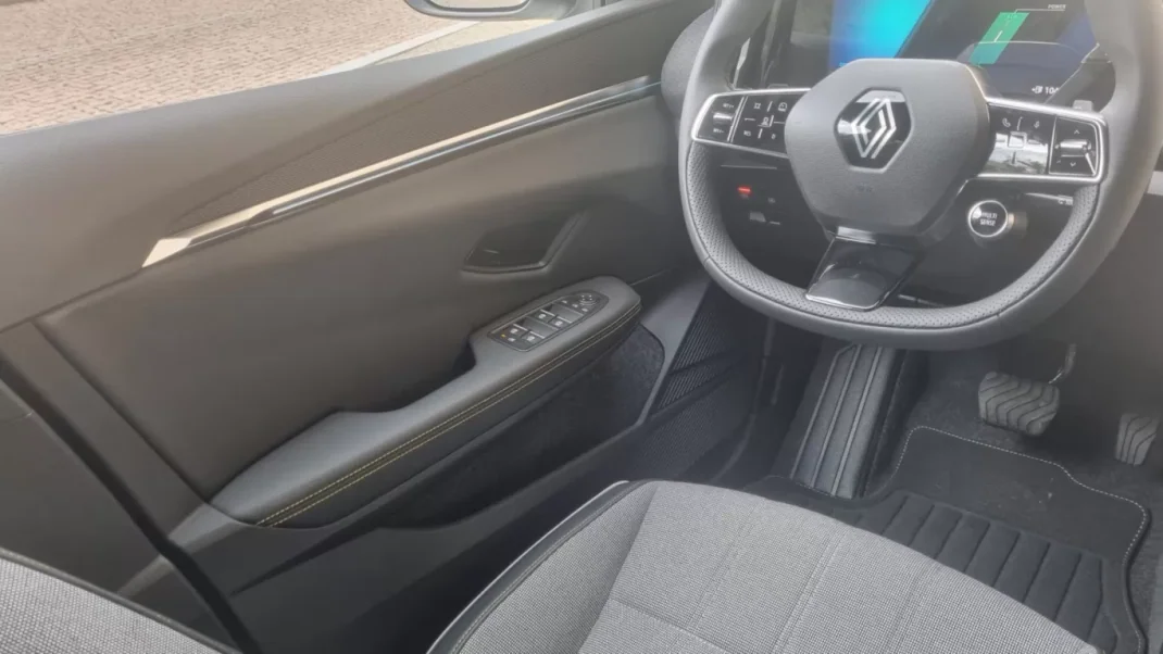 Renault Mégane E-Tech 2024 - 39000 EUR, 15500 km - AUTO.MOTO.pt - 15500km - foto 21 de 33