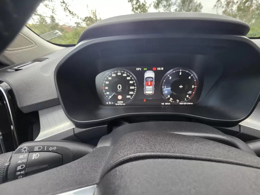 Volvo XC 40 2020 - 24500 EUR, 152300 km - AUTO.MOTO.pt - 152300km - foto 42 de 42
