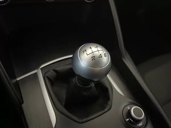Alfa Romeo Giulia 2016 - 18500 EUR, 153000 km - AUTO.MOTO.pt - 153000km - foto 31 de 35