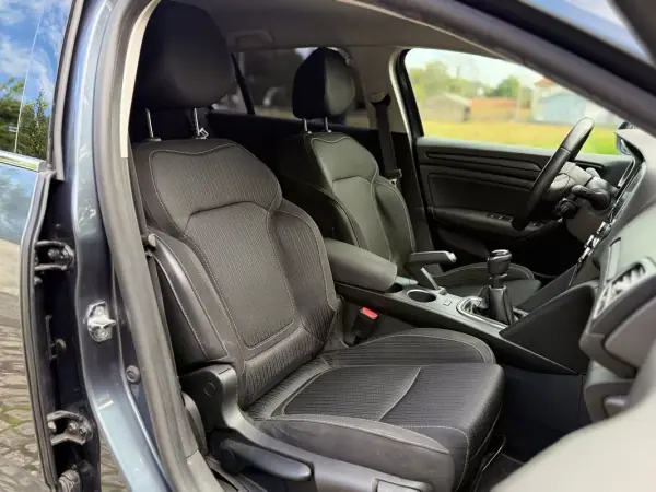 Renault Mégane 2019 - 15990 EUR, 167000 km - AUTO.MOTO.pt - 167000km - foto 16 de 21