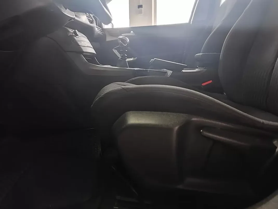 Peugeot 308 2014 - 9350 EUR, 207000 km - AUTO.MOTO.pt - 207000km - foto 22 de 34