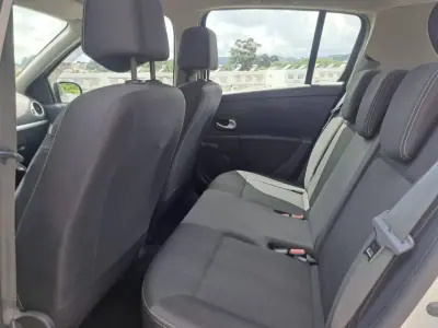 Renault Clio 2011 - 6500 EUR, 180000 km - AUTO.MOTO.pt - 180000km - foto 9 de 12