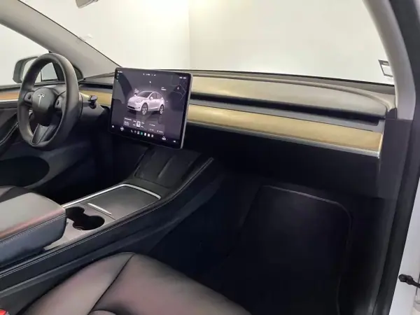 Tesla Model Y 2023 - 35450 EUR, 75000 km - AUTO.MOTO.pt - 75000km - foto 16 de 39