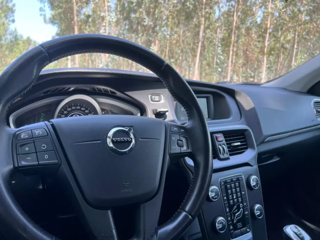 Volvo V40 2017 - 15900 EUR, 120000 km - AUTO.MOTO.pt - 120000km - foto 7 de 39
