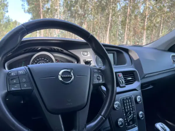 Volvo V40 2017 - 15900 EUR, 120000 km - AUTO.MOTO.pt - 120000km - foto 7 de 39