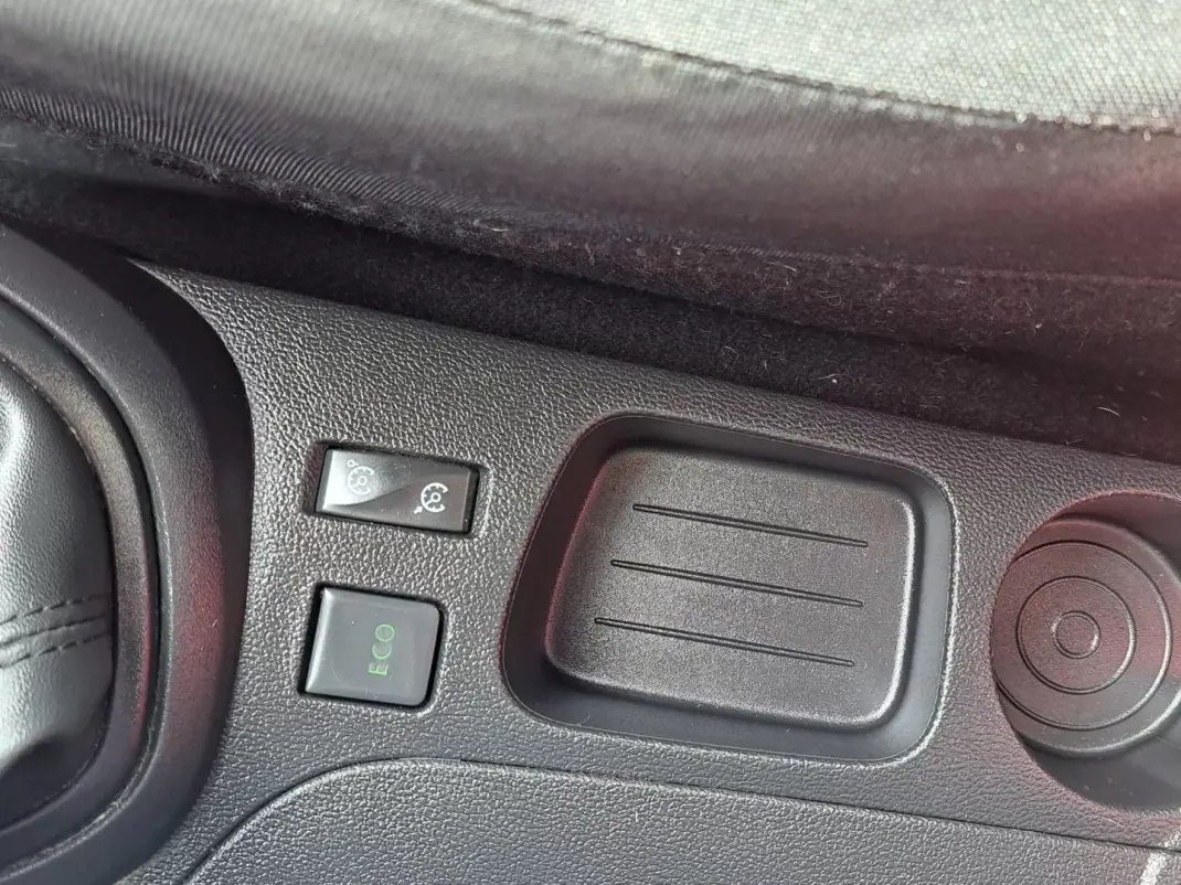 Renault Captur 2016 - 11450 EUR, 165268 km - AUTO.MOTO.pt - 165268km - foto 34 de 41