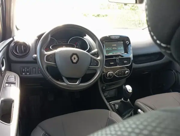 Renault Clio Sport Tourer 2019 - 9999 EUR, 186806 km - AUTO.MOTO.pt - 186806km - foto 20 de 29