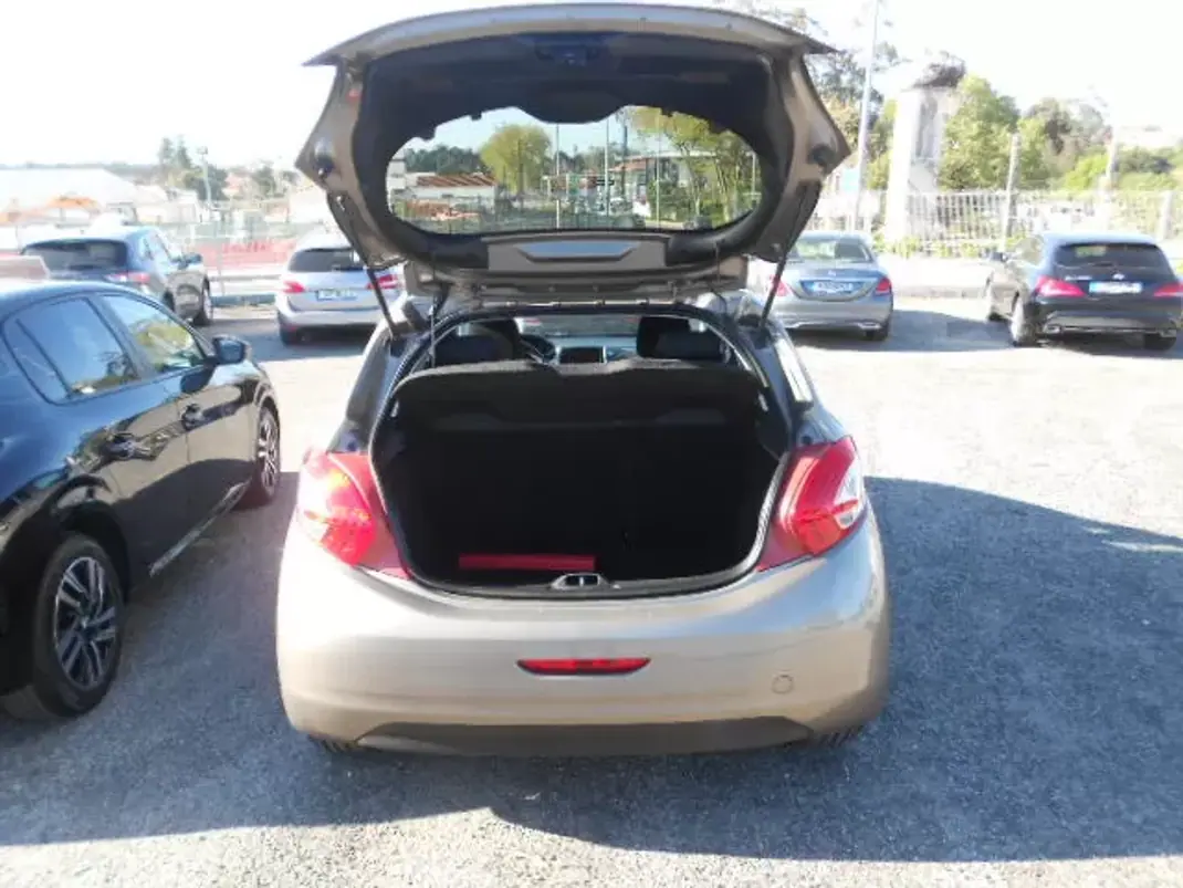 Peugeot 208 2013 - 9900 EUR, 99398 km - AUTO.MOTO.pt - 99398km - foto 8 de 12