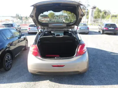 Peugeot 208 2013 - 9900 EUR, 99398 km - AUTO.MOTO.pt - 99398km - foto 8 de 12