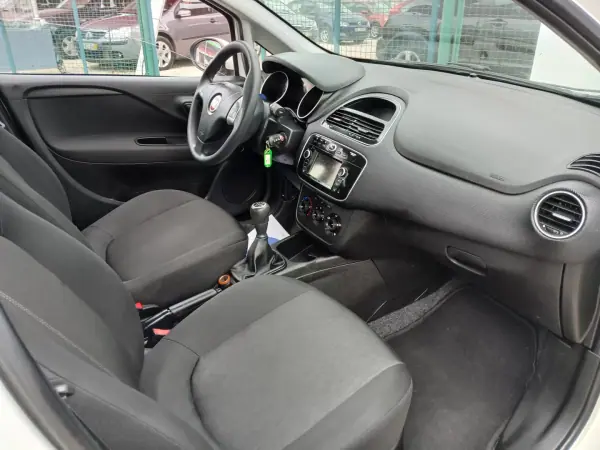 Fiat Punto 2016 - 6850 EUR, 156334 km - AUTO.MOTO.pt - 156334km - foto 20 de 24