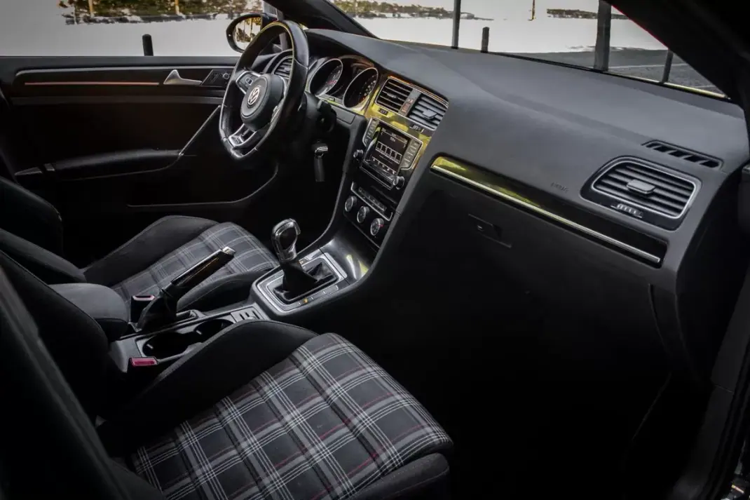 Volkswagen Golf 2015 - 24990 EUR, 83192 km - AUTO.MOTO.pt - 83192km - foto 29 de 45