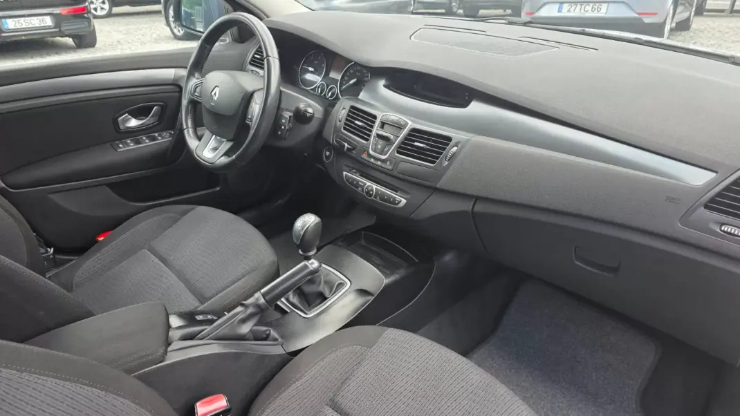 Renault Laguna 2007 - 4490 EUR, 213000 km - AUTO.MOTO.pt - 213000km - foto 11 de 16