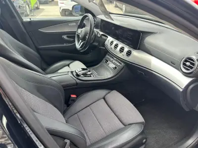 Mercedes-Benz E 300 2020 - 28990 EUR, 140000 km - AUTO.MOTO.pt - 140000km - foto 10 de 23