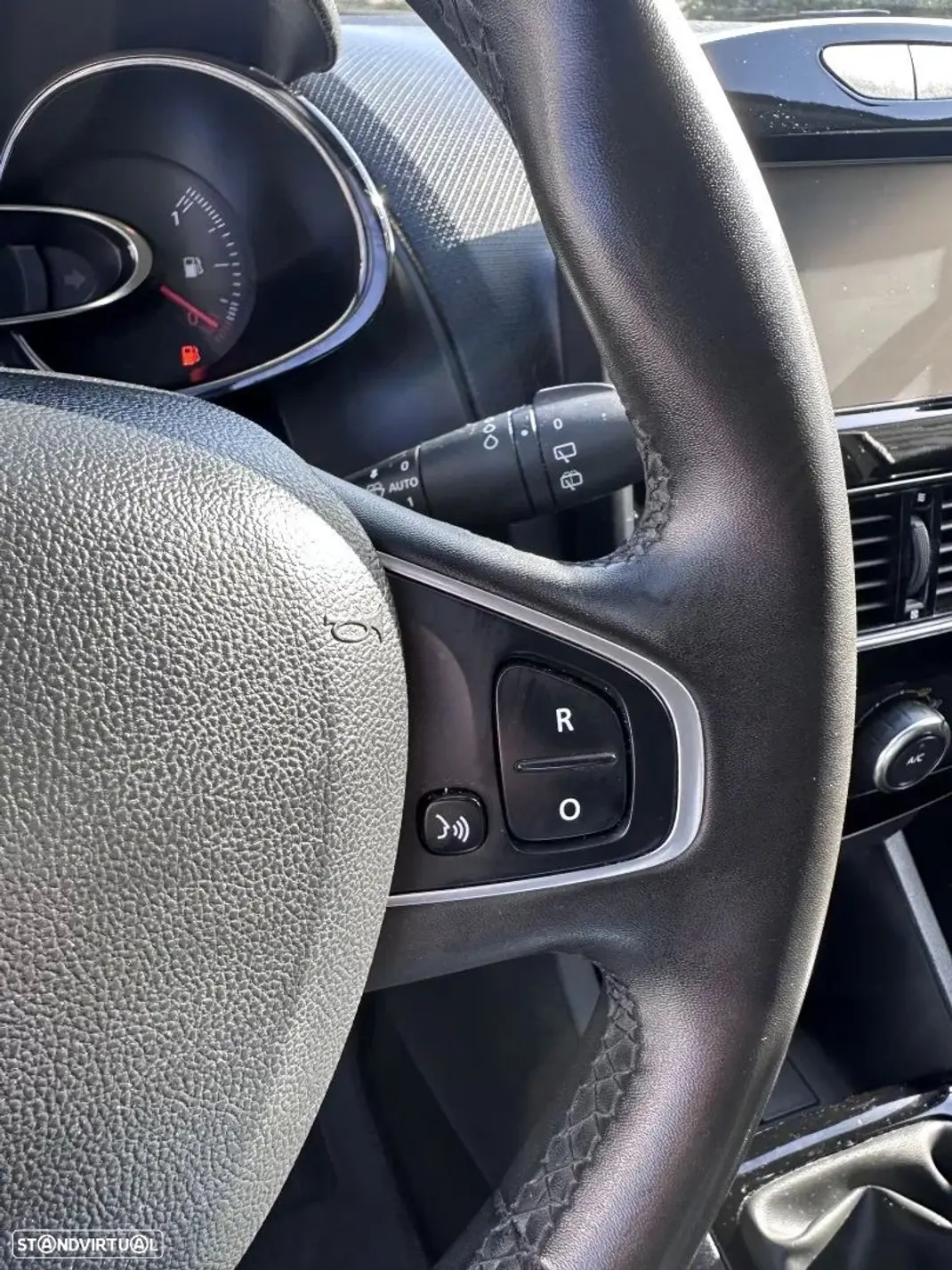 Renault Clio 2017 - 9900 EUR, 135702 km - AUTO.MOTO.pt - 135702km - foto 30 de 47