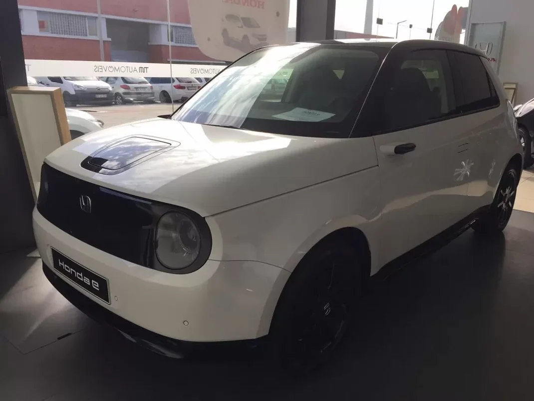 Honda e 2021 - 29950 EUR, 3800 km - AUTO.MOTO.pt - 3800km - foto 2 de 19