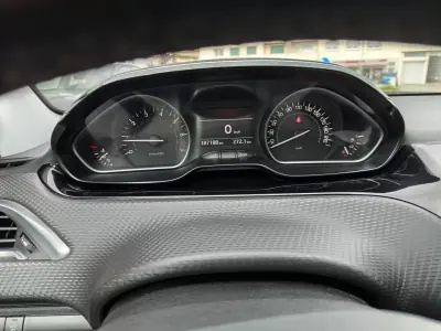 Peugeot 208 2018 - 8490 EUR, 187200 km - AUTO.MOTO.pt - 187200km - foto 15 de 17