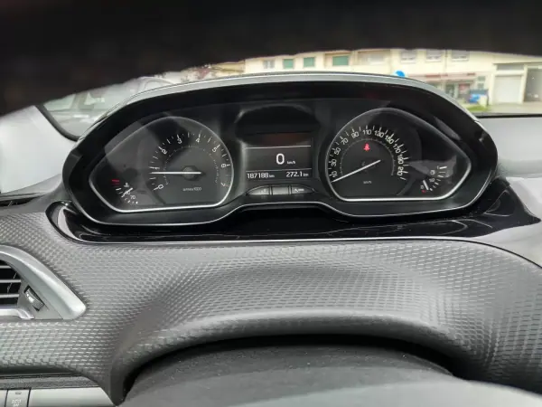 Peugeot 208 2018 - 8490 EUR, 187200 km - AUTO.MOTO.pt - 187200km - foto 15 de 17