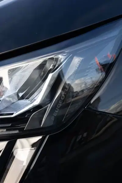 Peugeot 208 2021 - 13490 EUR, 105000 km - AUTO.MOTO.pt - 105000km - foto 16 de 25