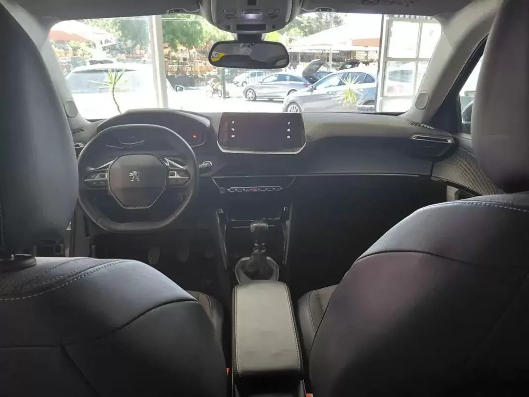Peugeot 2008 2021 - 16900 EUR, 84000 km - 84000km - foto 17 de 21