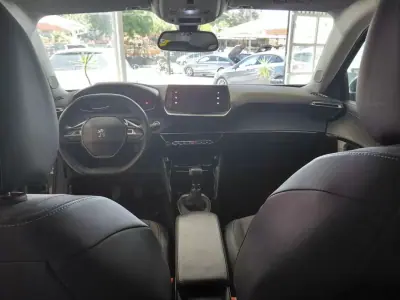 Peugeot 2008 2021 - 16900 EUR, 84000 km - 84000km - foto 17 de 21
