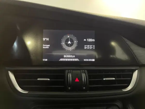 Alfa Romeo Giulia 2016 - 17750 EUR, 153000 km - AUTO.MOTO.pt - 153000km - foto 25 de 36