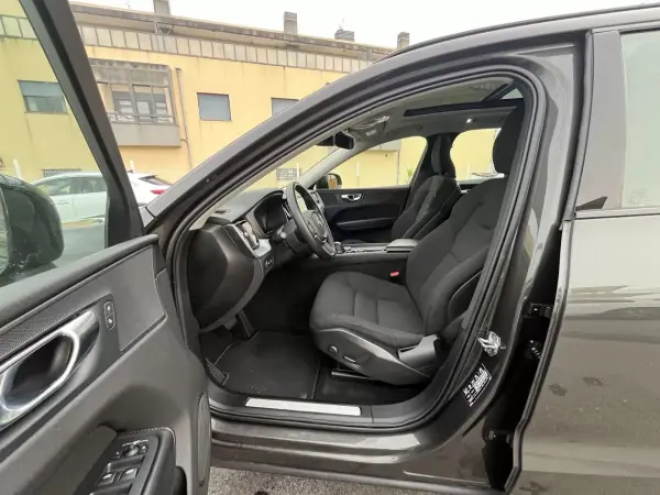 Volvo XC 60 2020 - 32750 EUR, 141000 km - AUTO.MOTO.pt - 141000km - foto 25 de 51