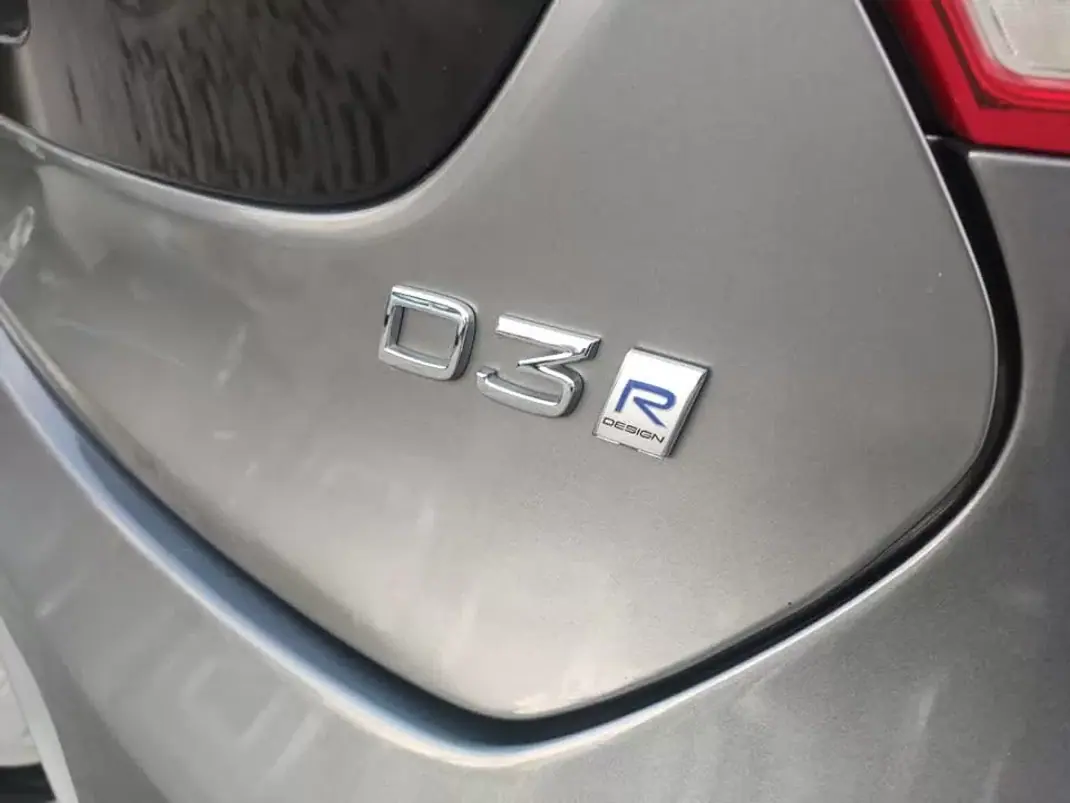Volvo V40 2018 - 17500 EUR, 185000 km - AUTO.MOTO.pt - 185000km - foto 19 de 28