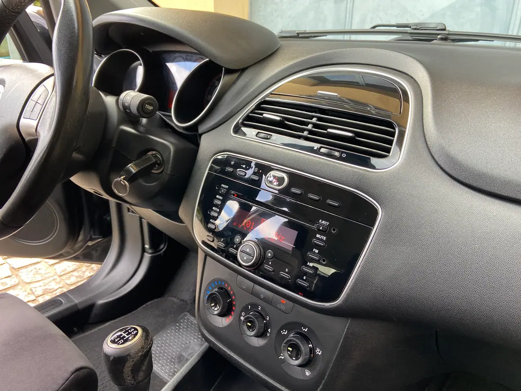 Fiat Punto 2014 - 7890 EUR, 176200 km - AUTO.MOTO.pt - 176200km - foto 13 de 14