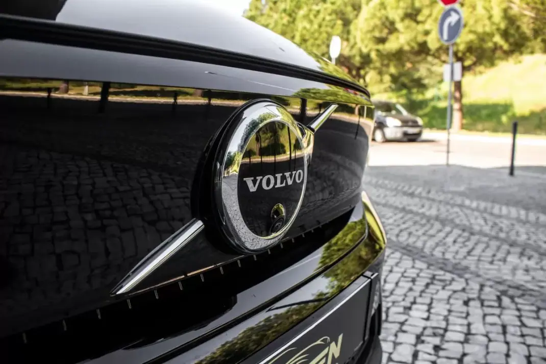 Volvo XC 40 2023 - 31850 EUR, 84500 km - AUTO.MOTO.pt - 84500km - foto 9 de 43