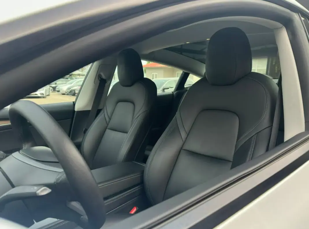 Tesla Model 3 2021 - 29900 EUR, 69729 km - AUTO.MOTO.pt - 69729km - foto 8 de 19