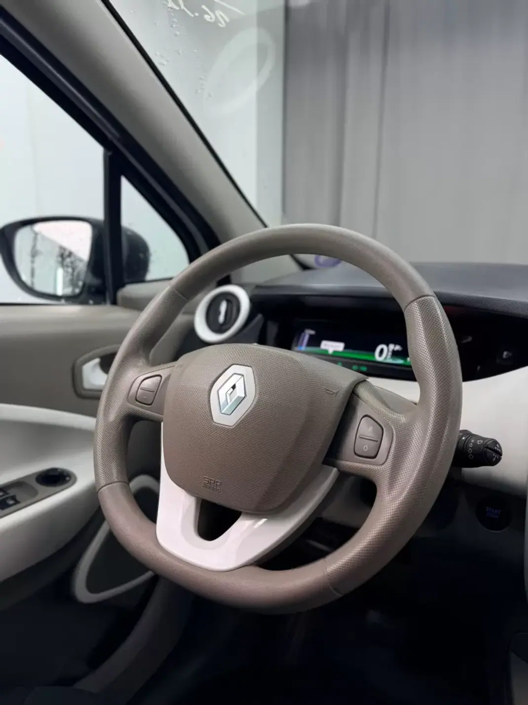 Renault Zoe 2017 - 10500 EUR, 57000 km - AUTO.MOTO.pt - 57000km - foto 13 de 17